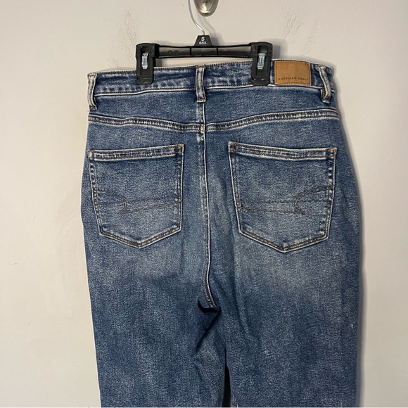 American Eagle High Rise Mom Jeans Distressed Sz 8 Medium Wash - Picture 7 of 7